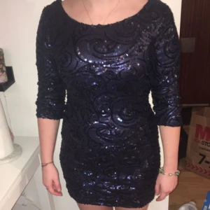  - Supersnygg mörkblå paljettklänning/fodral Strl S Från Bikbok Använd en gång på konsert
