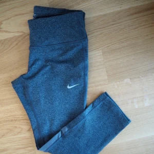  - Tights med 3/4 längd från Nike. Storlek XS, aldrig använda!