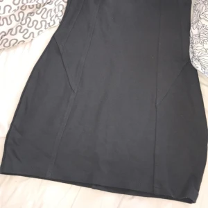  - Mörkgrå figursydd kjol med dragkedja där bak, köparen står för eventuell frakt