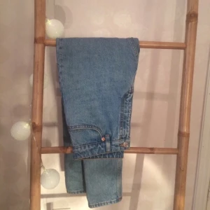  - Mom-jeans (Kimono) strl. 26 från Monki. HELT NYA, ALDRIG ANVÄNDA, ENDAST PROVADE. Säljes på grund av fel storlek.   Swish finns. Köparen står för frakten.  ✨✨✨✨✨✨✨✨✨  Mom jeans size 26 from Monki. NEVER USED, ONLY TRIED ON.  I am selling these because of wrong size for me.  I have swish. The buyer stands for the shipping kost. 