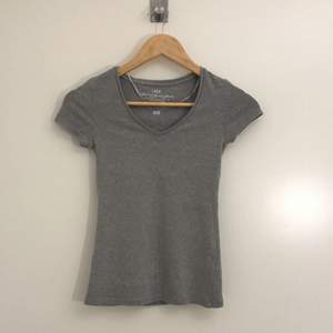 Basic grå t-shirt med v-ringning.   Hämtas i Uppsala eller fraktas till önskad adress ✨