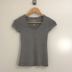  - Basic grå t-shirt med v-ringning.   Hämtas i Uppsala eller fraktas till önskad adress ✨