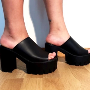  - Slip ins med platå i storlek 38 från Attitude säljes för 100kr, frakt tillkommer. Skorna är använda 1 gång och i väldigt bra skick. Betalning sker via swish.