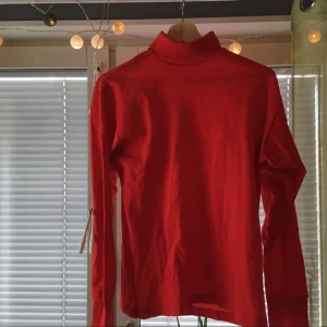  - röd-orange polo i okänd storlek men skulle tippa på typ M??? men väldigt stretchig så passar nog alla oavsett!! 🌷