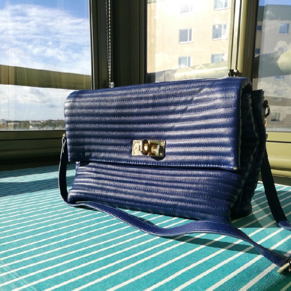 a very elegant blue bag, used two or three times. Väskor.