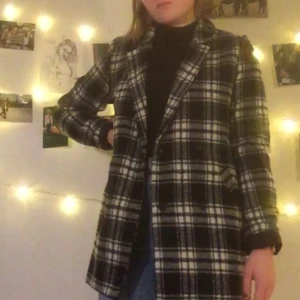  - Höstig jacka från Monki! Storlek XS men lite oversized så skulle säga att den passar XS-M. Två fickor och stängs med osynliga fyra knappar som är placerade i formen av en fyrkant. Använd men fint skick! Fraktas eller möts upp i Linköping eller Malmö 💘