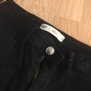  - Ett åar molly jeans fast med fransar där nere