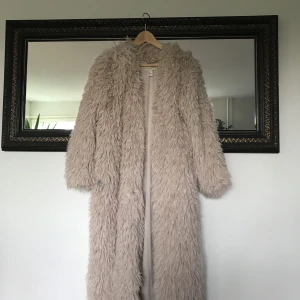  - Härlig fluff kofta från HM! Ca 115cm lång från axeln ner! Om den postas tillkommer frakt  