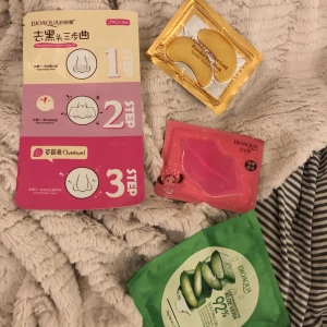  - K-beauty 🍑 Skönhetspaket nr1. Ink sheetmask med fuktgivande aloevera, kylande ögonmask med guldcollagen, läppmask med en plumping effekt och en näsmask mot porer. Frakt på 14kr tillkommer! Värde över 200kr❤️