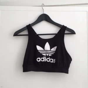  - Adidas top! Möts i Karlaplan eller fraktar för 50kr extra! 