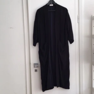  - Svart Coat från Monki!  Navy inuti! 