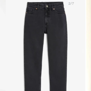  - Skitsnygga jeans från monki. Tyvärr fel storlek för mig. Använda men i mycket bra skick. Köparen står för frakt❤️