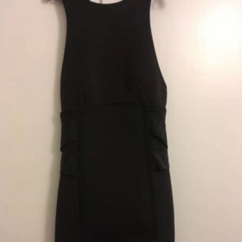 Säljer nu min Alexander wang X hm klänning. Klänningen är knappt använd då den tyvärr är lite förliten för mig. Storlek S/36. Fraktar. . Klänningar.