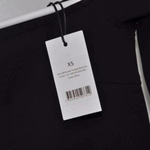  - Helt ny off shoulder top från NA-KD, storlek XS, möts upp i Uppsala (eventuellt Sthlm kan diskuteras) 