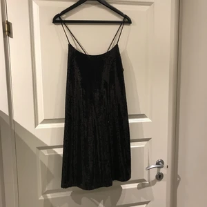  - PERFEKT FÖR HALLOWEEN OCH NYÅR! Aldrig använd klänning från Boohoo. Strl. UK 12 / EU 40 (Passar en 36) Superfin och flowy paljettklänning 💃🏼 Justerbara band och liten tease av blottad hud i ryggen 👌🏼 Kan mötas i sthlm city eller Täby.