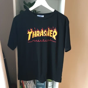  - Fejk Thrasher tröja, köpt på plick knappt använd