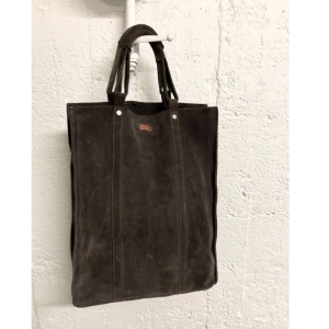  - Mörkgrå tote väska i mocka från OUR LEGACY.  Fint skick. Nypris ca 3000kr  