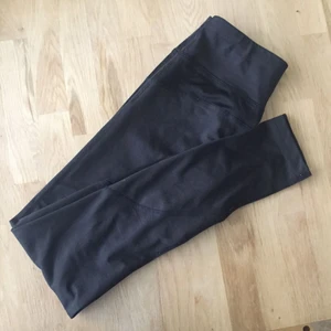  - Ett par springtights från märket Soc i storlek 34.  Köptes för 250-300kr
