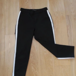  - Supertrendiga byxor från Zara, är strl XS men pasar bättre på en S/M! Säljer pga för stora för mig :( köparen står för frakt, men priset kan diskuteras!