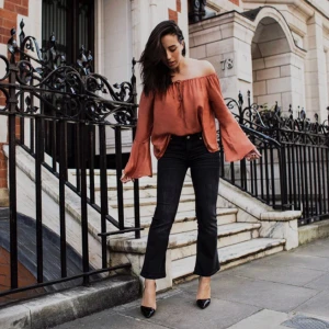  - Axellös blus, köpte av bloggare Sania (henne jag också lånat bilder ifrån), aldrig använd av mig. Fina detaljer med vida armar, axellös och knytsnören framtill. Som ny.