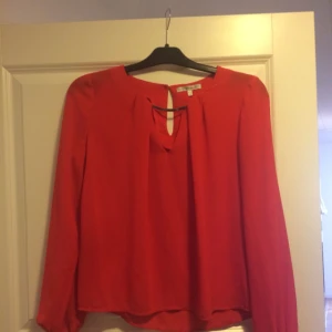  - Röd blus. Superfin! Inklusive frakt