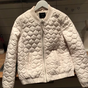  - Vit höstjacka säljes pga för liten, endast testad nypris 499kr säljer för 250kr. Frakt ingår. Betalning via swish☺️