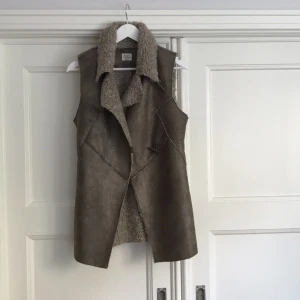  - Väst i Fake skinn från Made in the shape. Använd enstaka gång, mycket bra skick.   Frakt tillkommer för köparen. 