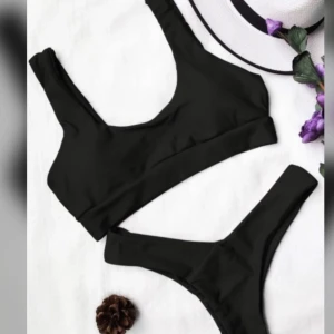  - Bikiniset i storlek S, endast testad (med trosor).  Mer bilder kan skickas om man skulle vara intresserad.   