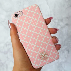  - Säljer mitt rosa By Malene Birger skal till iPhone 6/6s modell!  Skalet är använt fåtal gånger & är i superbra skick! 💗