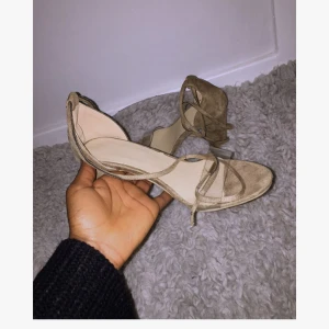  - Jätte snygga festskor som jag har provat en gång men aldrig använt. Skorna skulle kunna även passa en i strl 38. Köparen står för frakten 