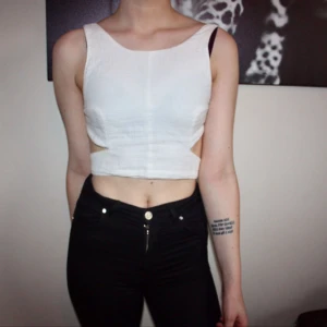  - Helt oanvänd topp från BIKBOK NEVER DENIM. Storlek XS. Frakt 14kr