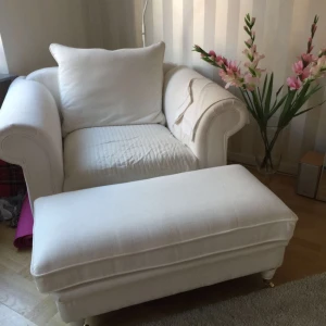  -  Stor mysfåtölj och fotpall säljes på grund av platsbrist. Avtagbar klädsel för tvätt.  Fåtölj:   Höjd: 80 Djup: 110 Bredd: 130 Sitthöjd: 47 Sittbredd: 70 Sittdjup: 75  Fotpall:   Bredd: 110 Djup: 57 Höjd: 47  Fåtölj plus fotpall; 1800  Priset är förhandlingsbart