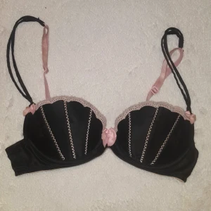  - BH från Victorias Secret. Storlek 34B så typ 70B. Det rosa är något färgat av det svarta pga tvätt men det syns nästan enbart på insidan av behån🎀