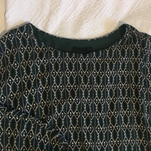  - Resår i midjan och vid handlederna, fodrat liv! Storleken är oklar men jag gissar S/M. 