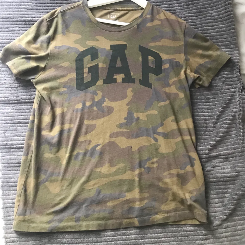 Gap t-shorts kamouflage. Storlek small. T-shirten är ganska liten för att vara small. T-shirts.