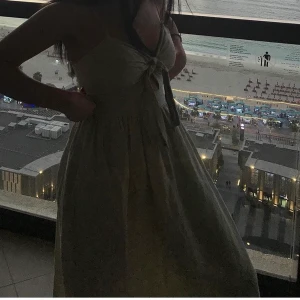 Linneklänning zara - En svinsöt klänning i linne från Zara i storlek XS! 