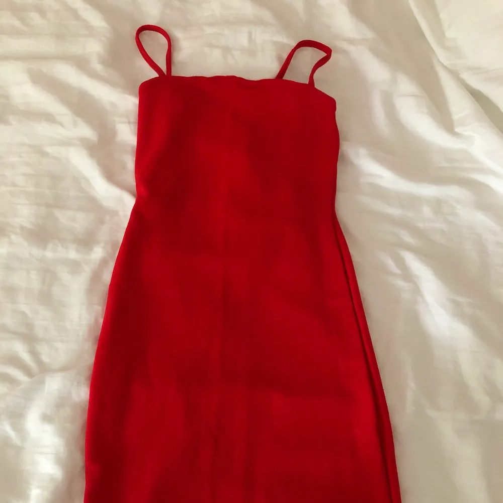 En superfin röd bodycon klänning från Nelly. Använd bara vid ett tillfälle så är i nyskick! Storlek S💜 . Klänningar.