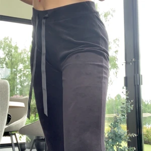 Skönaste mjukisbyxorna storlek S - Världens könsstereotyp mjukisbyxor som är i modellen flare, använda fåtal gånger pga för liten storlek 