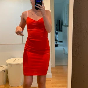 Superfin röd klänning - Superfin och skön klänning som sitter superbra!