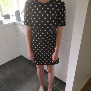 Prickig miniklänning  - Jättebra skick! Kort, lite 60-talsklänning som sitter väldigt fint på! Vi kan dela på frakten:)