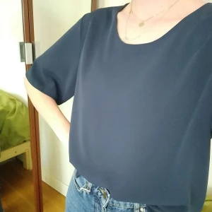 Mörkblå oversize topp från Weekday - Sitter supersnygg, väldigt snyggt "fall" eftersom den är lite tyngre i materialet. Lite mer blå i verkligheten. Vi delar på frakten ✨