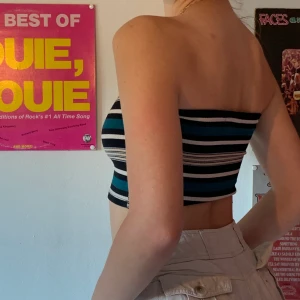 Tibetuppror från Urban outfitters - Snygg randig tubetop med stora knappar! Finns en gummiremm på insidan som hindrar toppen från att glida av! Köpare står för frakt! Skriv om ni har frågor!