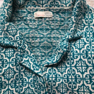 Finstickad Odd Molly kofta  - Finstickad Odd Molly kofta i grön/vit. Strl 1 eller motsvarande S. Köparen står för frakt eller så kan jag mötas upp i Uppsala. 