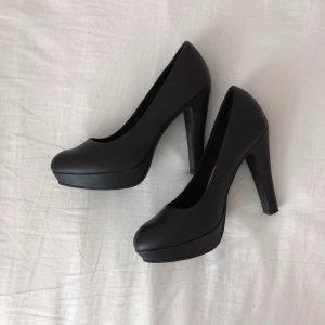 Högklackade skor - Ett par fina högklackade pumps. I fint skick! Frakt tillkommer om de ska skickas!