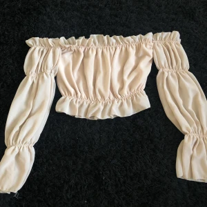 Beige blus - Den är beige men syns inte riktigt på bilden, köpt på chicy och är använd 2 gånger.💕🌸