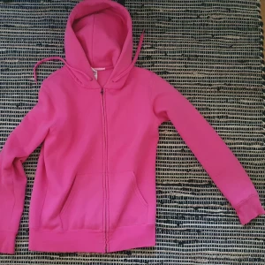 Rosa hoodie - Mysig rosa hoodie. Knappt använd, köparen står för frakten 