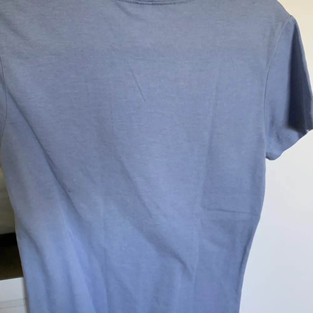 jättefin blå färg! det är inte tryckt utan ”inne” i tröjan liksom, så texten försvinner inte. Fin skick, endast tvättad🥰. T-shirts.