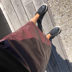 Skinnkjol  - En lång skinnkjol från H&M, den är oanvänd och prislappar sitter fortfarande kvar. Den är liten i midjan så passar xxs-xs eller personer med smal midja💓