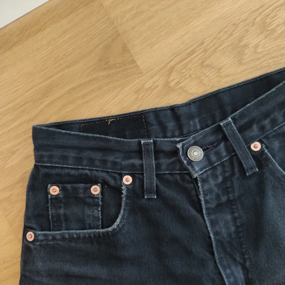 Säljer ett par svarta/grå Levi's jeans, orange label. Storlek 28/32, säljer pga att de har blivit för små. Vet inte exakt vilken modellen liknar 501;or. Ganska små i storleken, skulle säga xs/s. Köpta second hand. Kan mötas upp i Malmö, annars +50 frakt:). Jeans & Byxor.