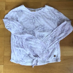 Tröja  - Det är en lång ärmad tröja med orm mönster på, det är strl. 146-152. Fint skick!!